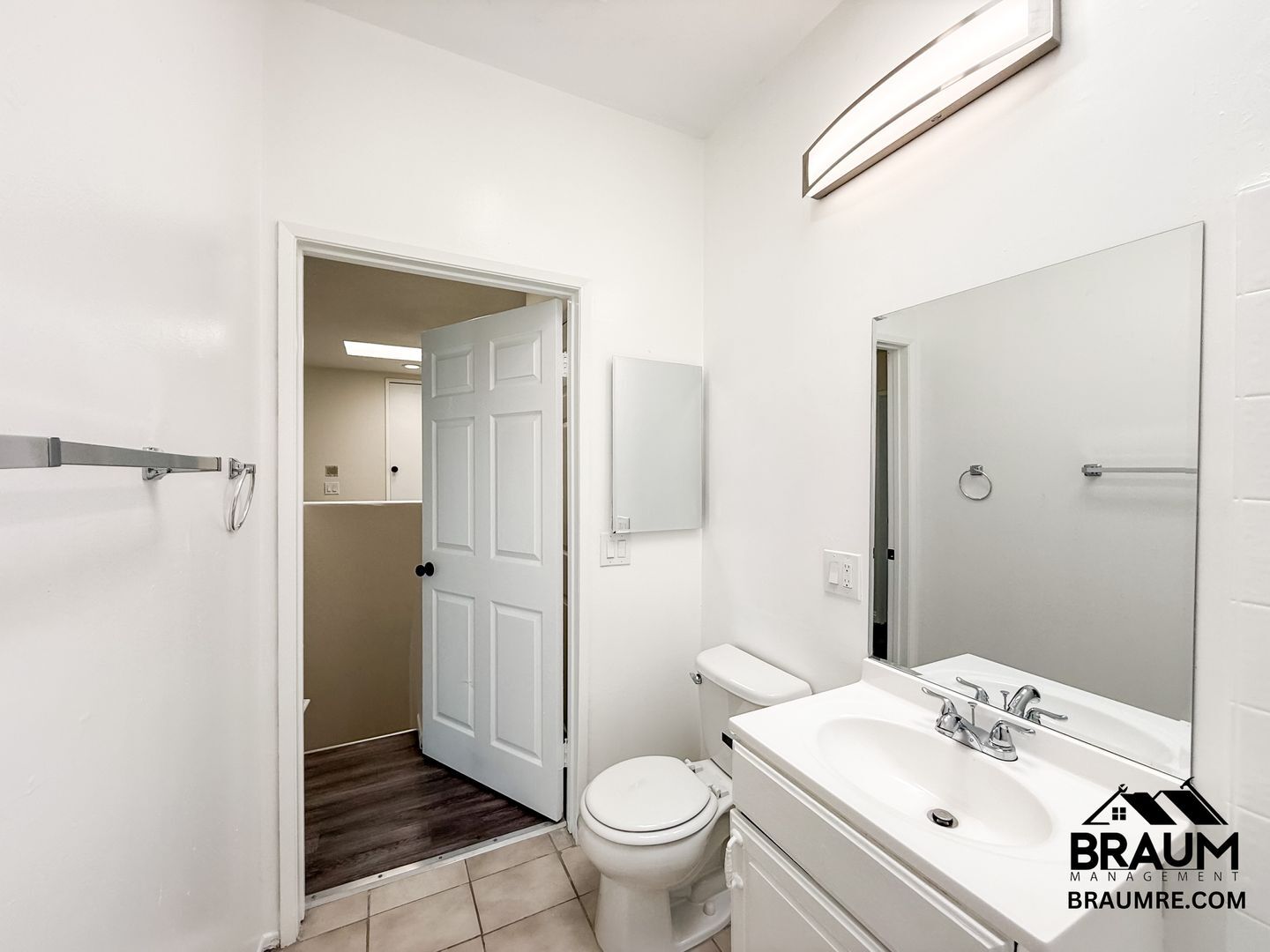 Building Photo - 11035 Moorpark St