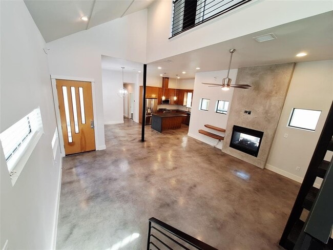 Building Photo - 607 Peacock Ln