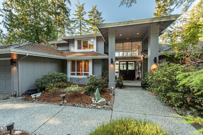 Building Photo - Beautiful Custom Home Overlooking Sequim Bay