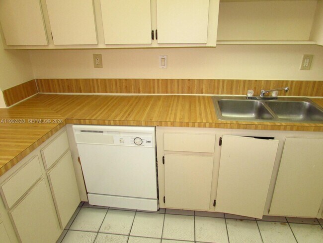 Building Photo - 10090 NW 80th Ct