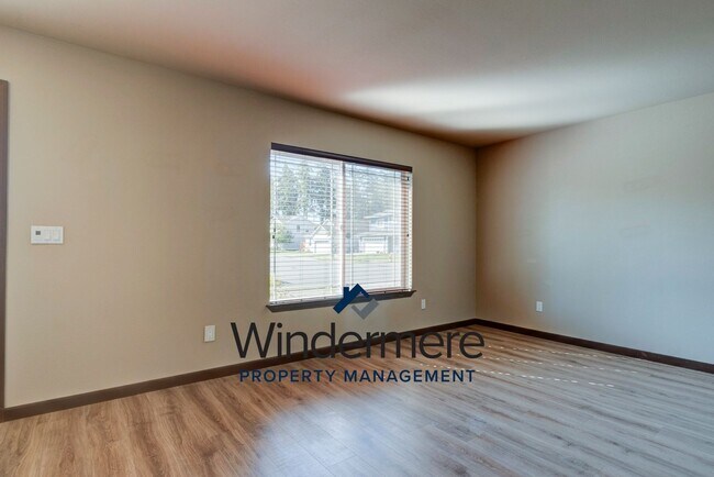 Building Photo - 3 Bedrooms 2 Bath Located In Crosby Commons