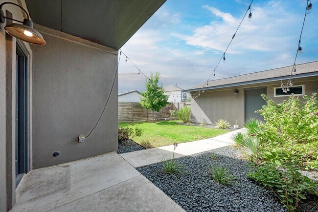Building Photo - 5408a Baythorne Dr