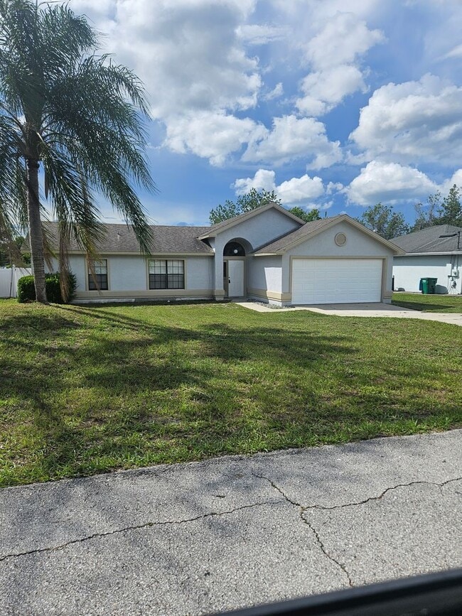 Building Photo - 3 Bedroom 2 Bath 2 Car Garage Deltona