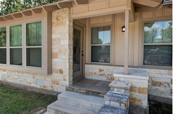 Building Photo - Comfy 4-Bed/3-Bath 3 blocks from A&M with all appliances, backyard, 5 min to grocery store