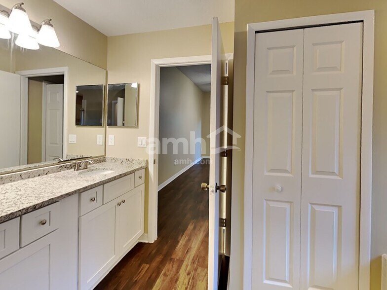 Building Photo - 119 Lancer Oak Dr