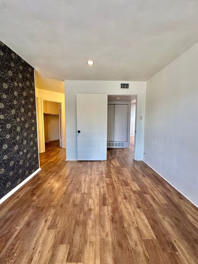 Building Photo - Now Available - 2 Bedroom 1.5 Bathroom Con...