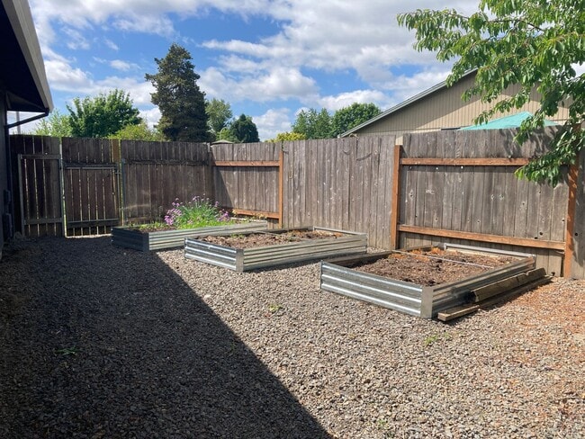 Building Photo - Single Level Ranch Home in Newberg