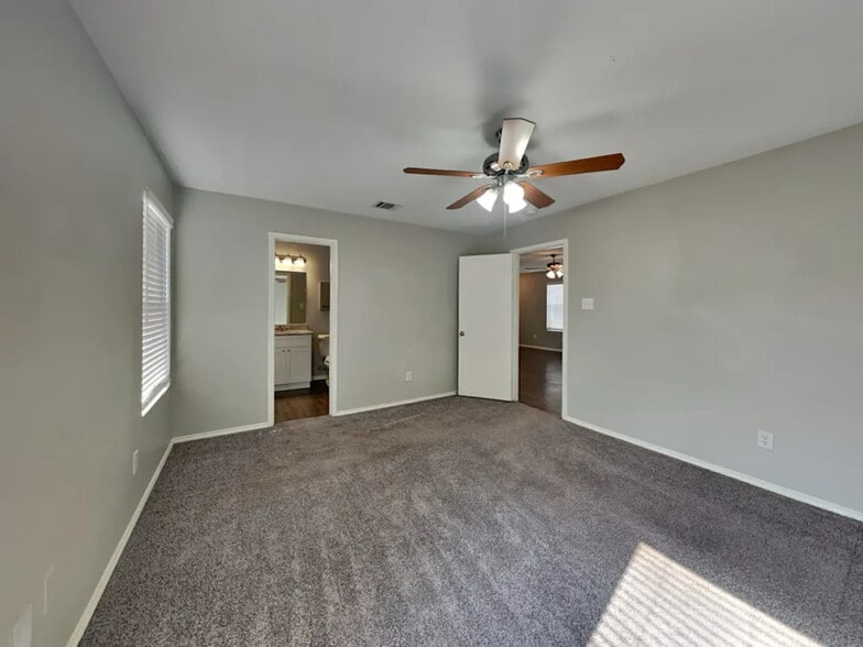 Building Photo - 1733 Vineridge Ln