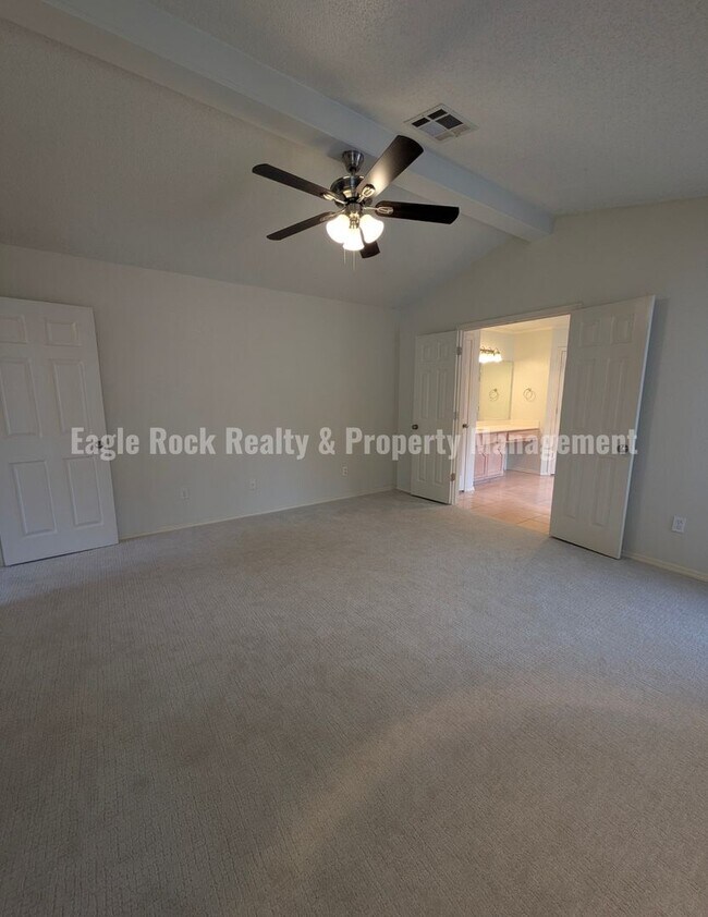 Building Photo - 1304 N Umbrella Ave