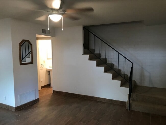 Building Photo - 2 bed 1.5 townhouse Scottsdale
