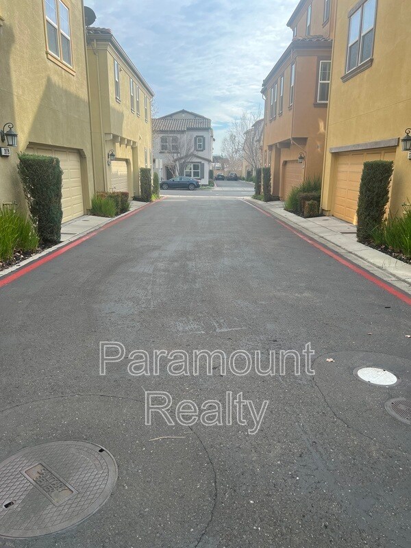 Building Photo - 3203 Vittoria Loop