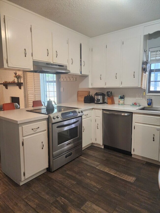 Building Photo - Charming Home with Pool & Prime Location!