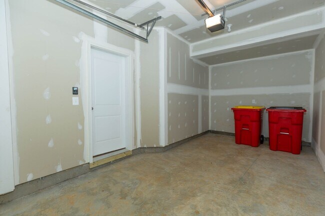 Building Photo - 3 Bed/3.5 Bath NEW Townhome in Charles Town, WV