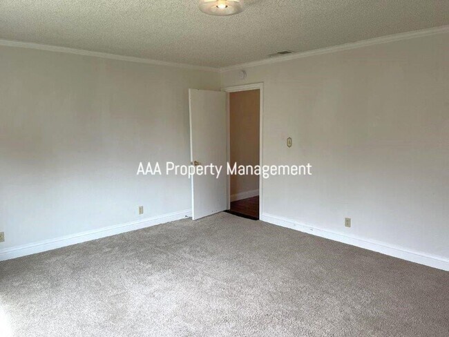 Building Photo - Pleasant HIll 3 bedroom 2 bath Great locat...