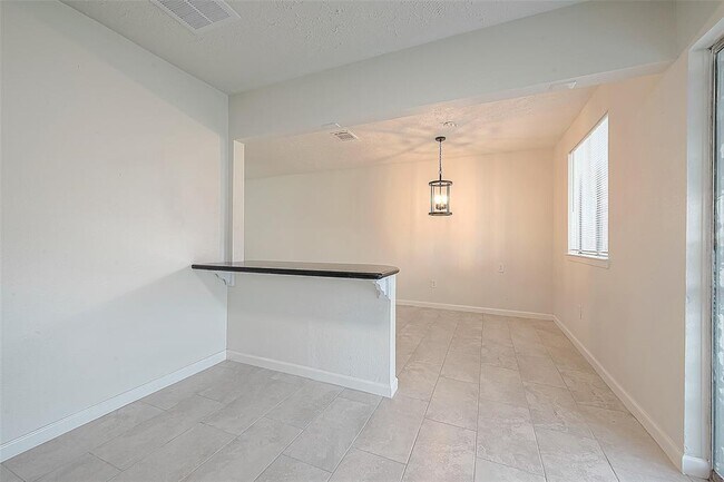 Building Photo - 747 Deercrest St