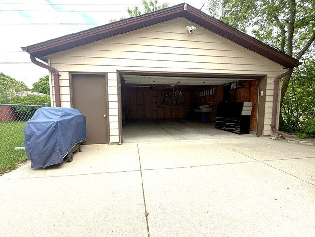 Building Photo - 4 Bedroom Single Family Home with 2.5 car garage