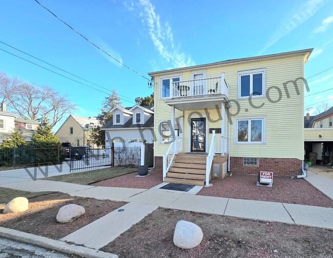 Building Photo - 405 61st St