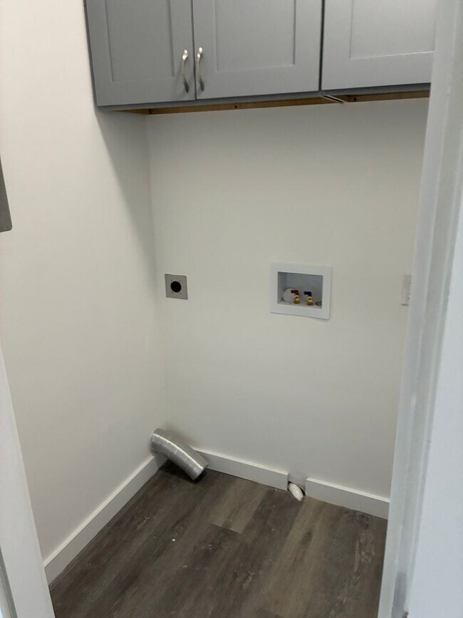 Building Photo - Welcome to the Heart of Unionville prime location!