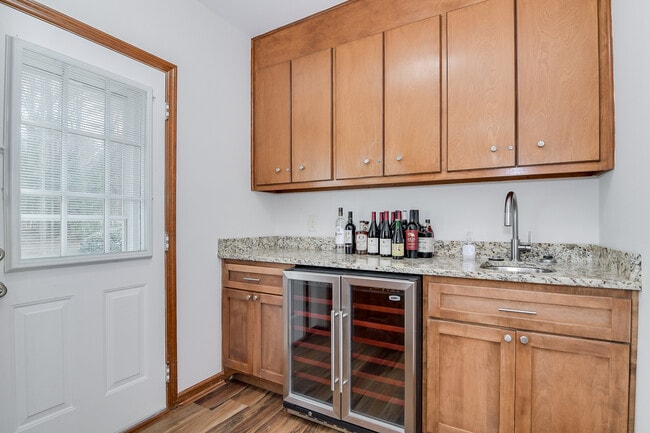 Building Photo - 4117 Knollcrest Cir N