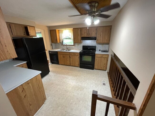 Building Photo - Nice split level home with garage and fenced backyard, Virtual Tour!