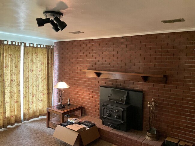 Building Photo - Private Split-Level 3bed 1.5 bath Retreat ...