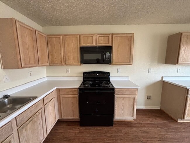 Building Photo - 1 Story Home in Crowlley with Community Pool