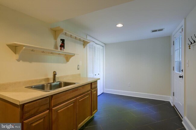Building Photo - 1123 7th St NE