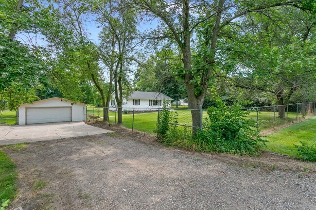 Building Photo - Welcome to the country! 3bd Rambler with f...