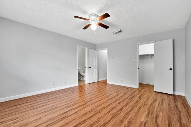 Building Photo - Charming 3 Bed 2.5 Bath Home with Solar Panels!