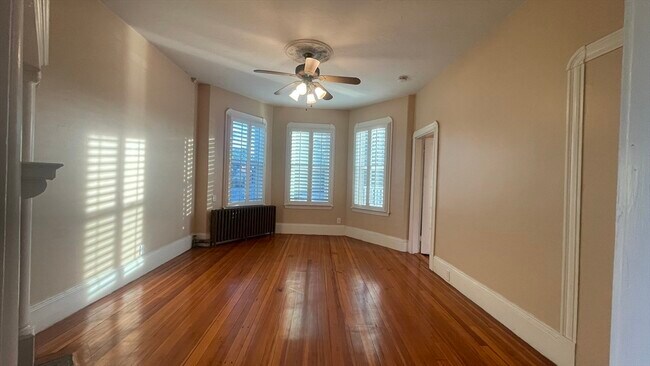 Building Photo - 33 Hollander St