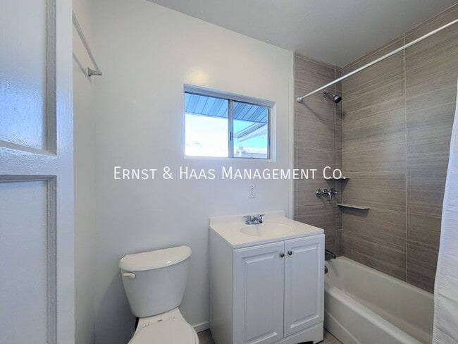 Building Photo - 546 Lime Ave