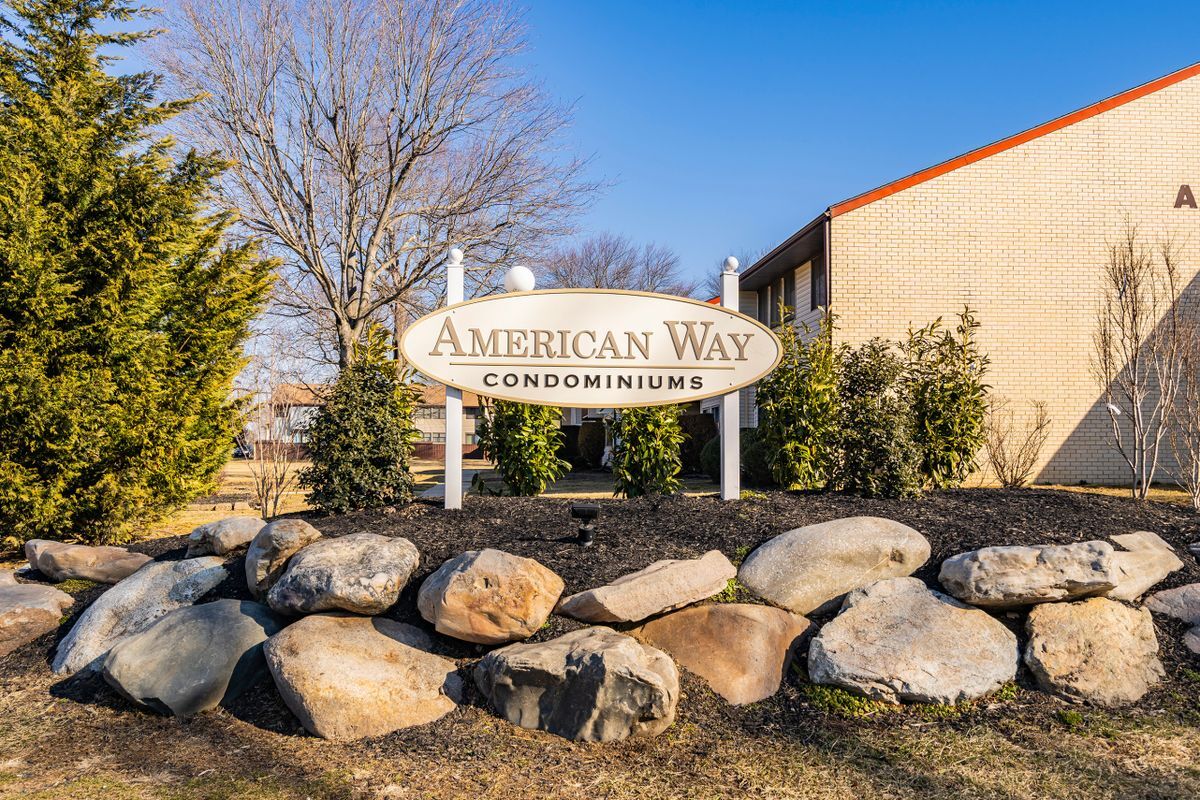 Building Photo - 2 Avon Dr E