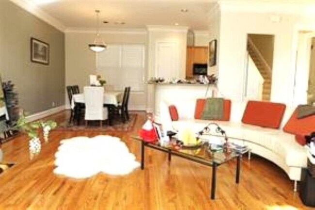 Building Photo - 4522 Lillian St