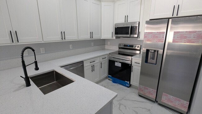 Building Photo - 826 Middleton Dr SW