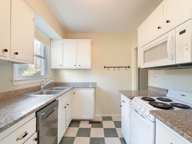 Building Photo - Stunning Myers Park 2 bedroom townhome sty...