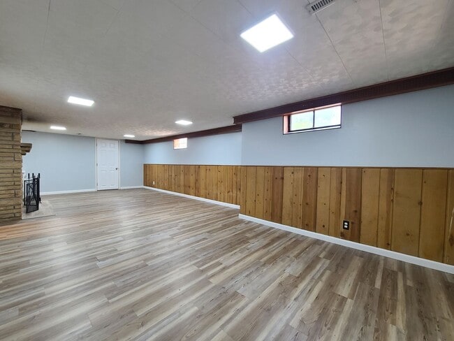 Building Photo - Spacious 4-Bed, 2-Bath Updated Home in Ben...