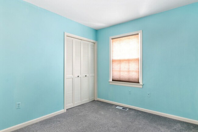 Building Photo - 3 Bed/2 1/2 Bath Pool Pet Friendly Bus line Parking