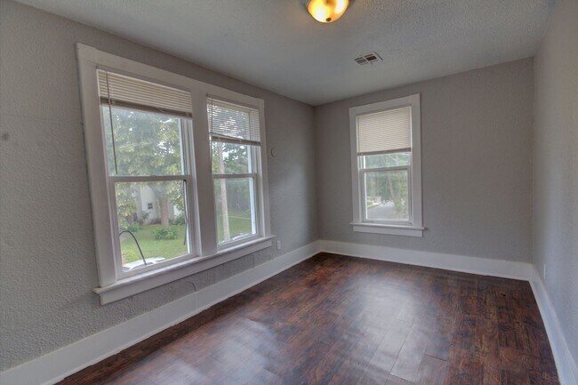 Building Photo - Upper level unit
