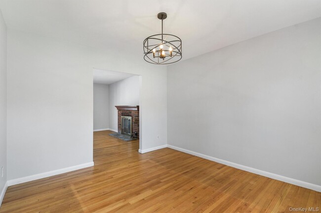 Building Photo - 846 Hartsdale Rd