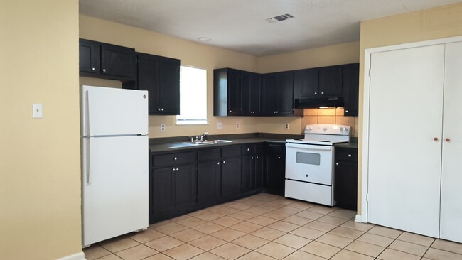 Building Photo - 2601 S Belair Dr