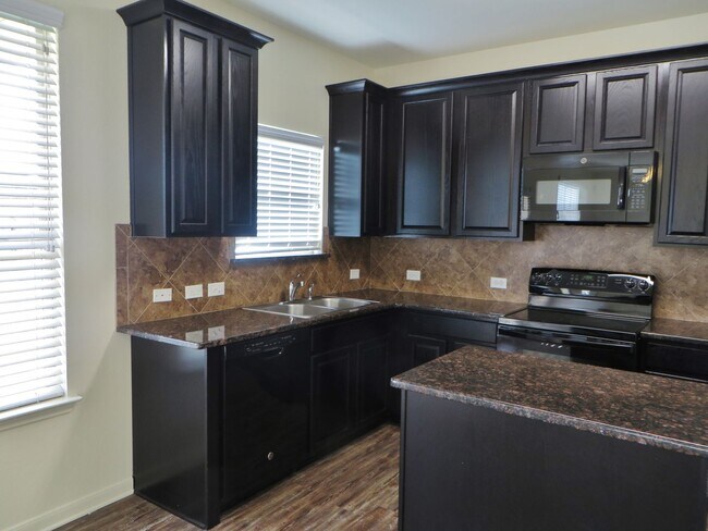 Building Photo - 3 Bedroom 2.5 Bathroom: Georgetown- Pinnacle Home