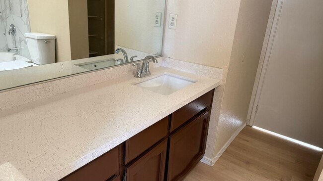 Building Photo - 2 BEDROOMS 1.5 BATHROOMS  TOWNHOUSE AVAILABLE FOR RENT !!!