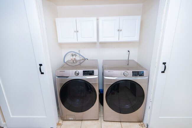 Building Photo - 2 Bedroom 1.5 Bath Available Now in El Cajon!