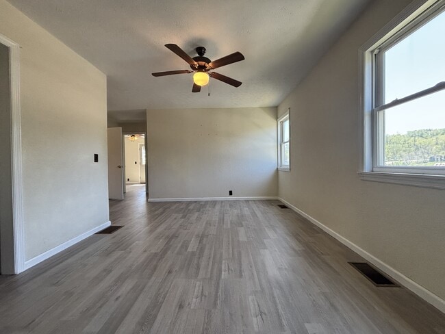 Building Photo - 941 Vista Ln