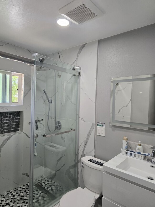 Building Photo - Fully Remolded Single Family Home in Garde...