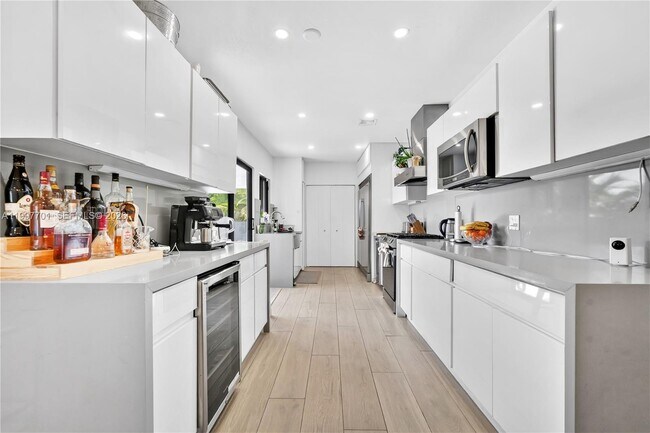 Building Photo - 1089 NE 110th St