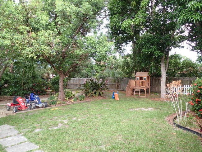 Building Photo - 525 Hidden Creek Dr