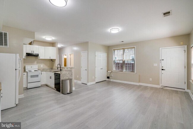 Building Photo - 2056 Shirlington Rd