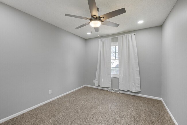 Building Photo - **3 Bedroom with a non-conforming and 2.5 bathrooms in Millard**