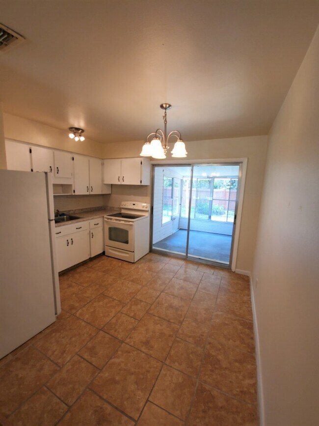 Building Photo - 136 S Belleview Way